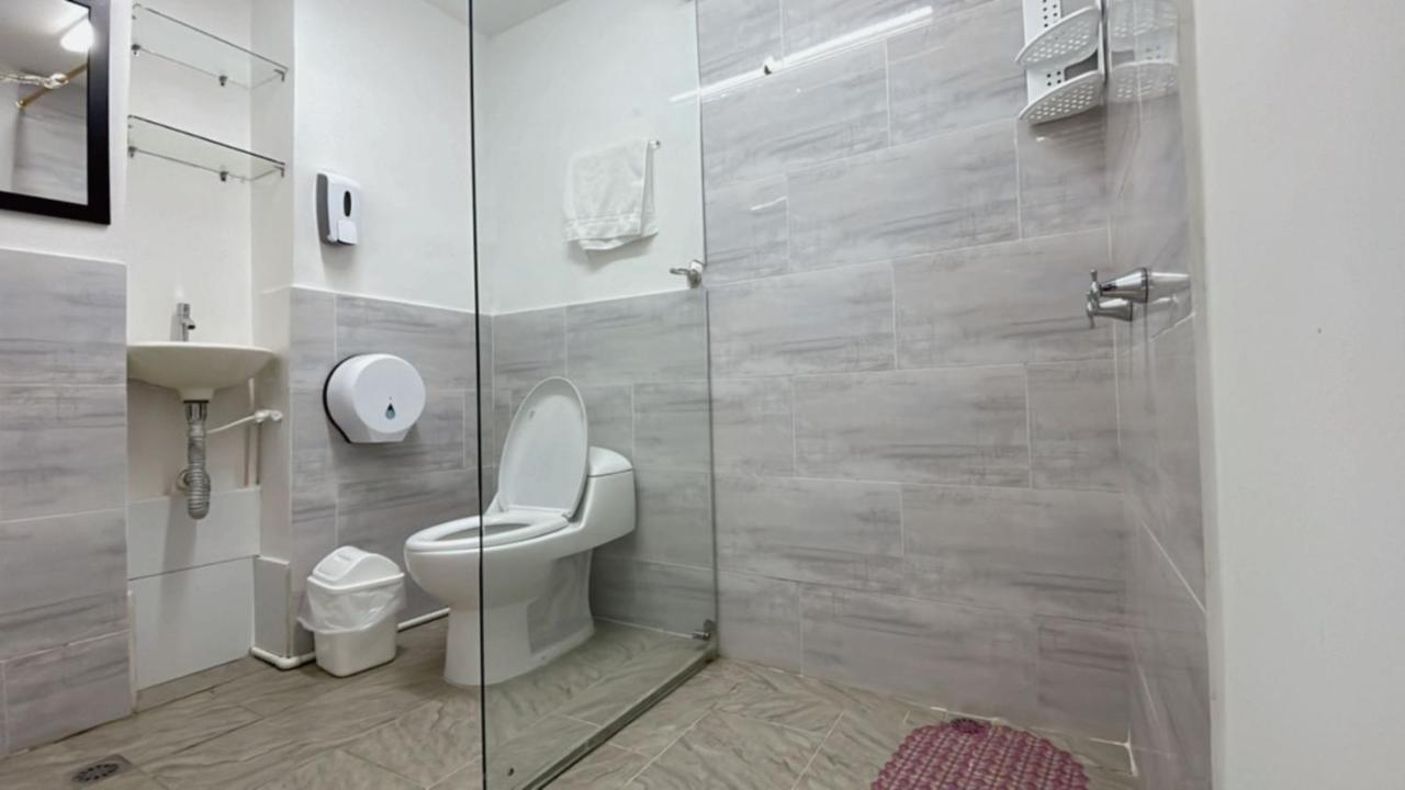 מדיין Lleras Place Hotel מראה חיצוני תמונה
